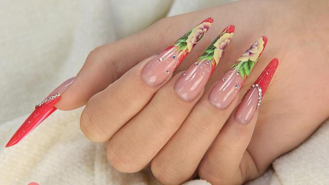 Nail decoration with One Move Flowers